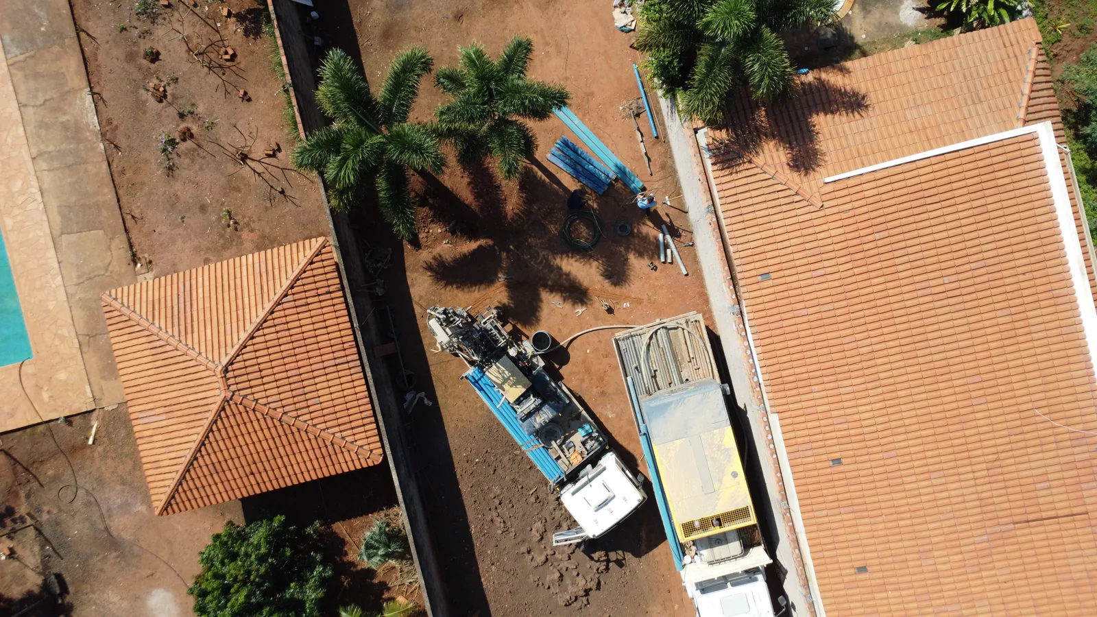 Vista aérea de equipamento de perfuração em propriedade