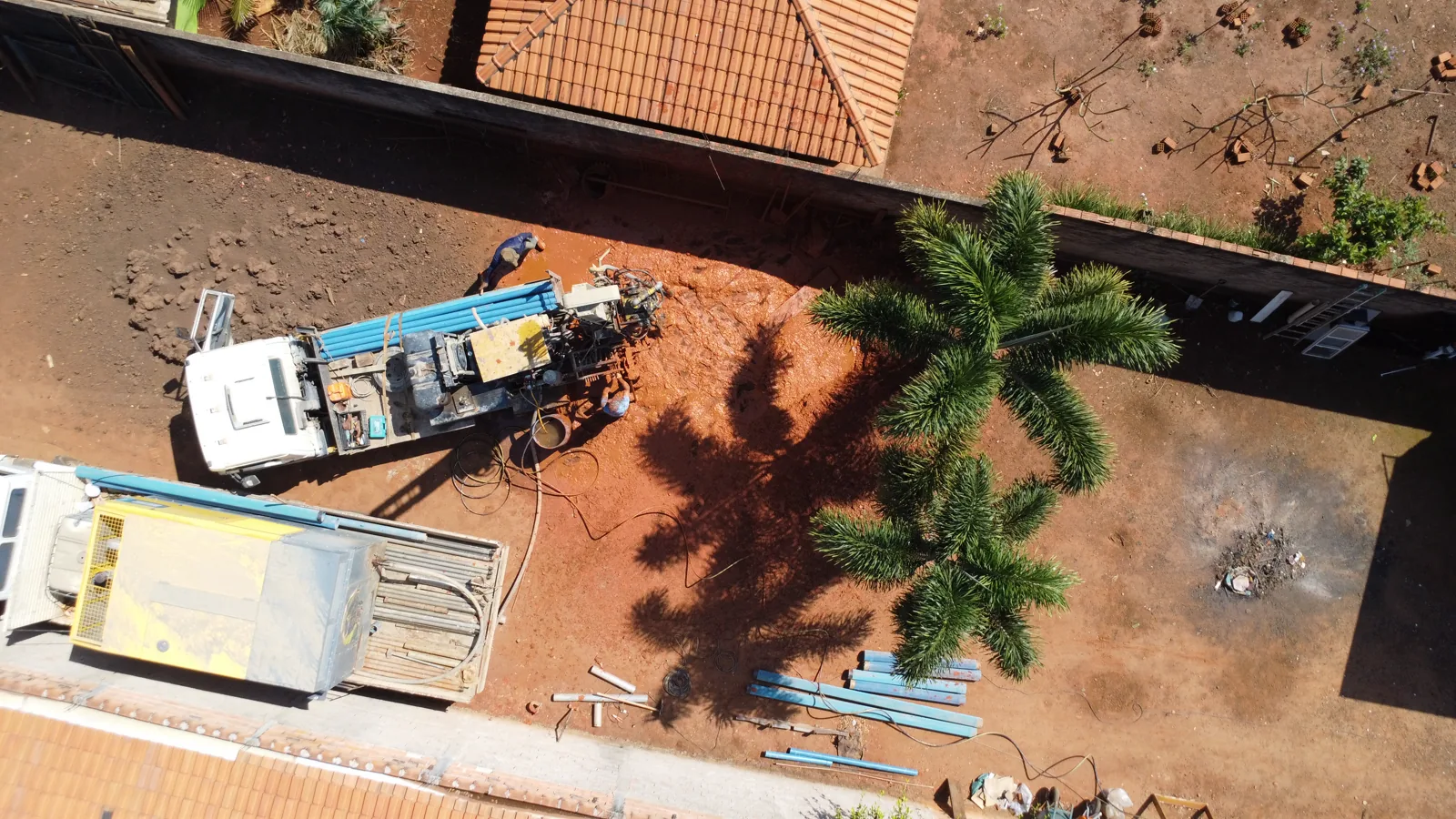 Vista aérea do equipamento de perfuração e dos materiais organizados no local