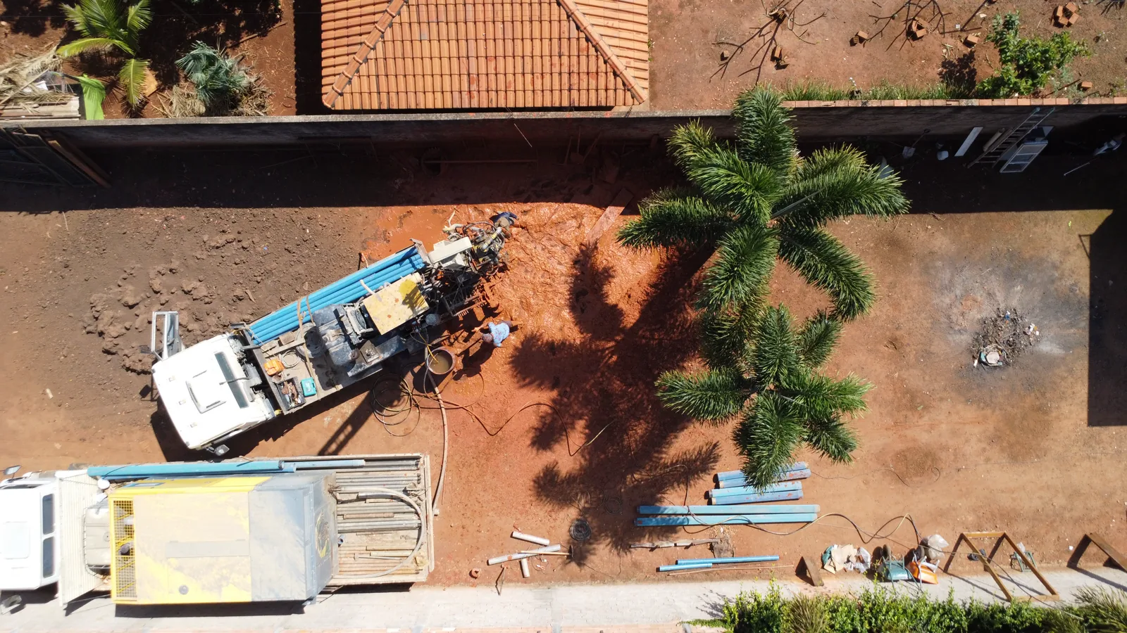 Vista aérea da equipe e do equipamento durante a operação