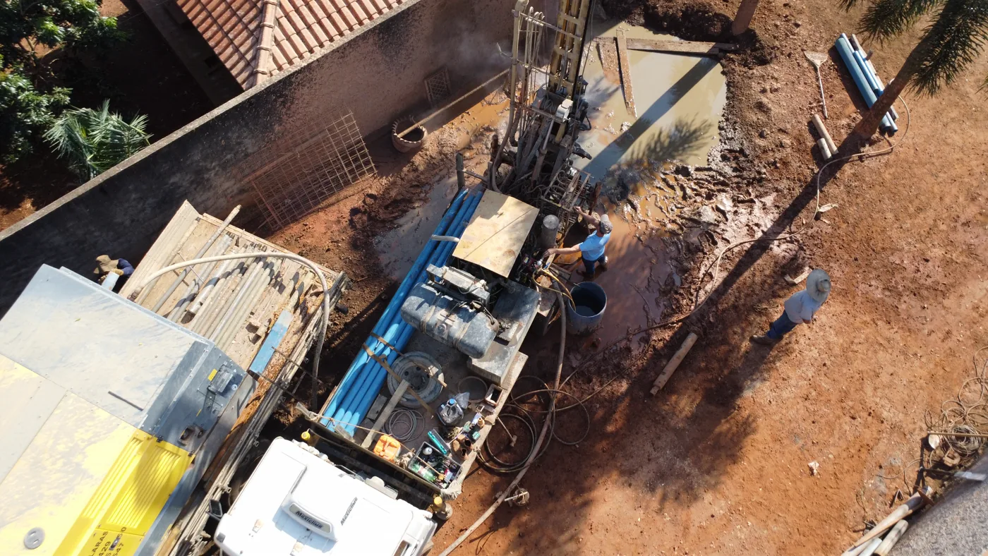 Torre de perfuração em operação com integrante da equipe